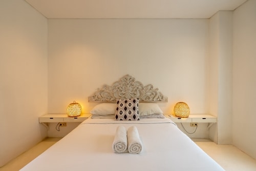 Seminyak 1BR Apart| Sleek Design & Prime Location