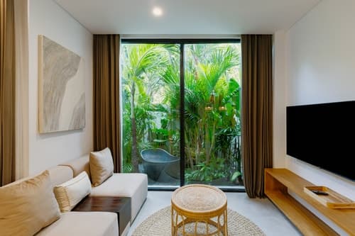 Suite with Bathtub & Garden