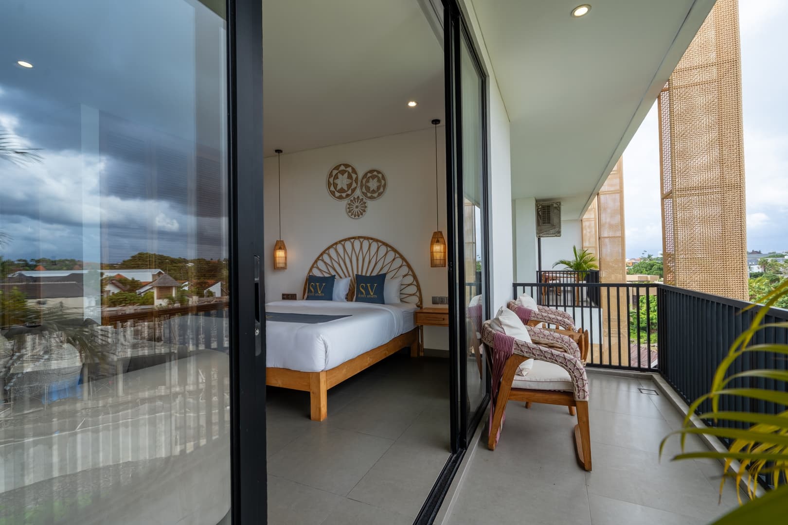 1BR Suite | Pool Access, 750m to Batu Belig Beach