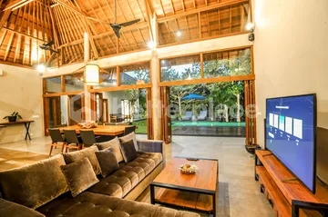 Retret Twin-Pavilion di Cepaka yang Tenang — Suite Utama, Sayap Tamu, Kolam Renang Tepi Tak Terbatas & Halaman yang Dirawat Rapi
