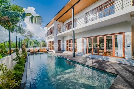 5 Bedroom Modern Villa in Cemagi, 2 Minutes from the Beach