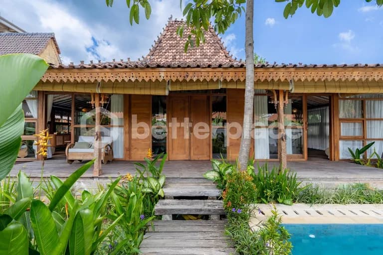Dua Teras, Satu Kolam, Hijau Tak Berujung — Vila Joglo Otentik 2-Kamar Tidur Dekat dengan Kafe dan Studio Yoga di Ubud