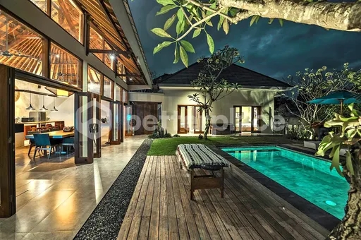 Двухпавильонный отдых в спокойном Чепака — мастер-сьют, гостевое крыло, бассейн с бесконечным краем и ухоженный газон