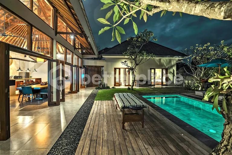 Retret Twin-Pavilion di Cepaka yang Tenang — Suite Utama, Sayap Tamu, Kolam Renang Tepi Tak Terbatas & Halaman yang Dirawat Rapi