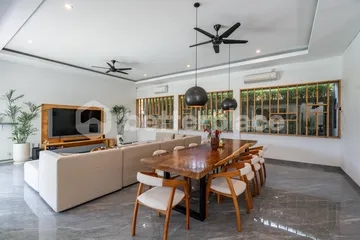 Beautiful 5 Bedroom Villa in Kayu Tulang – Batu Bolong