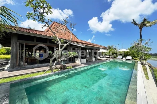 Majestic Joglo-Style 2-Bed Villa with 270° Rice Field Views – Serene Yearly Rental Near Nyanyi Beach