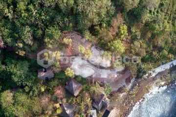 The Crown Jewel of Nusa Ceningan – 1000 sqm Beachfront Land with Cliffside Plateaus Perfect for Luxury Development