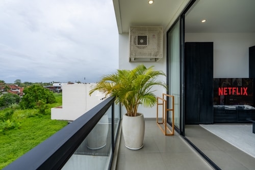 Canggu 1BR Near Batu Belig Beach | Pool Access