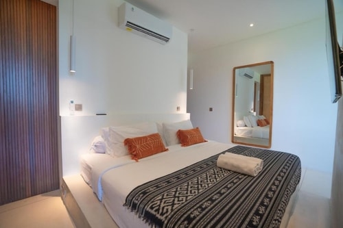1BR Suite near Pererenan Beach: Sleek Pool Balcony