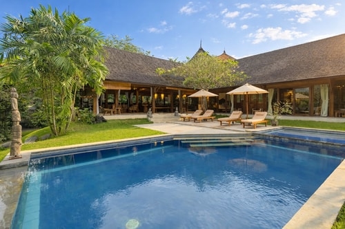4BR Luxury Berawa Beach Villa w/ tasty breakfast